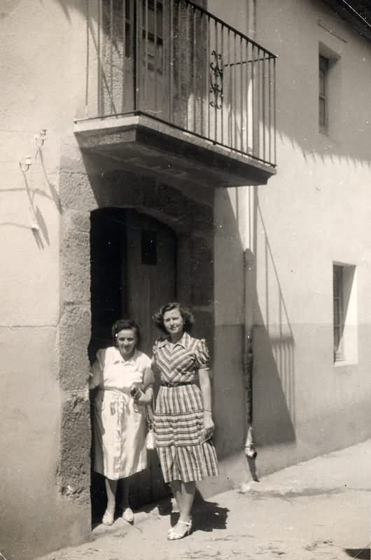 Mama und Maita vor Can Joli, 1950