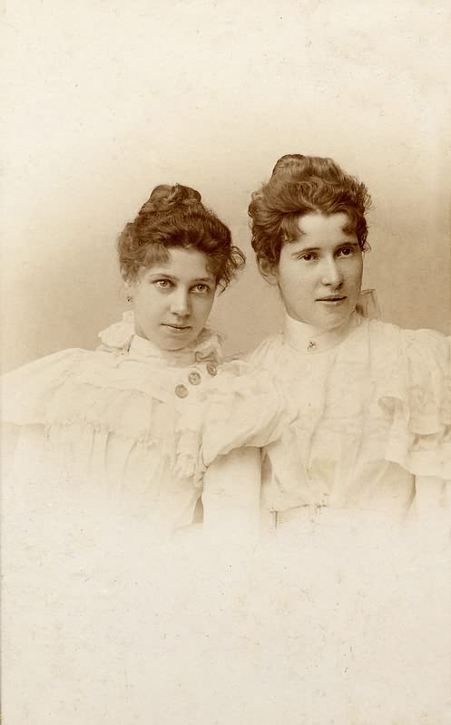 Mimi Bohmeyer und Alma Behnke, 1898